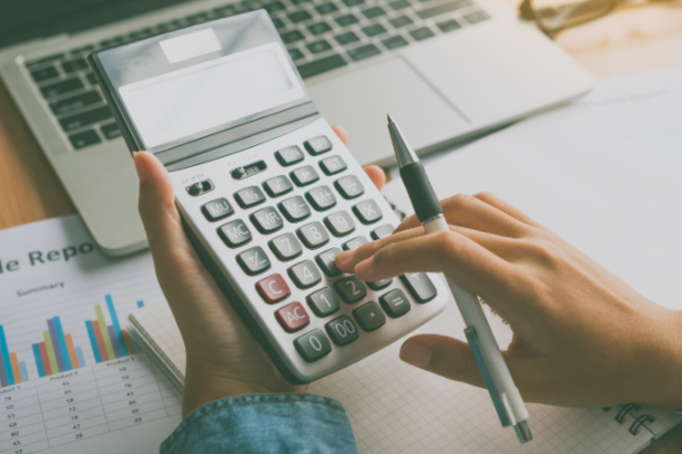 Recebeu uma cobrança indevida? Carlos Alberto Arges Júnior explica como agir e buscar reparação.