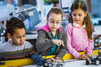 Estratégias práticas para captar patrocínio em equipes de robótica, com insights de Sérgio Bento De Araújo.