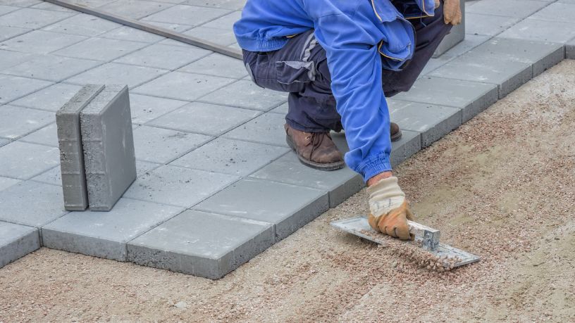 Entenda com Valderci Malagosini Machado quais fatores influenciam o desempenho dos pavers de concreto e como escolher a melhor solução.