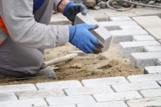 No artigo, Valderci Malagosini Machado explica as diferenças de desempenho dos pavers de concreto e como isso impacta a durabilidade das obras.