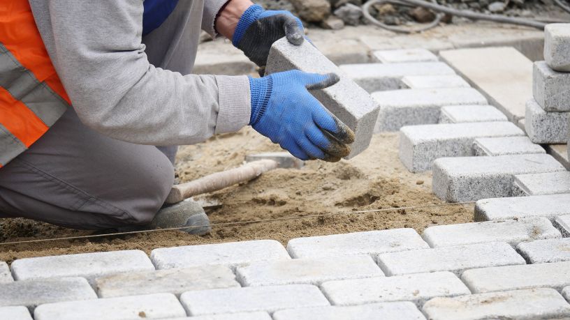 No artigo, Valderci Malagosini Machado explica as diferenças de desempenho dos pavers de concreto e como isso impacta a durabilidade das obras.