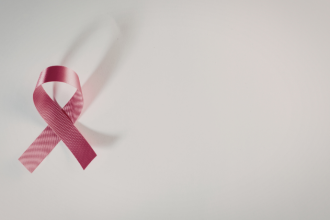 No artigo sobre rastreamento do câncer de mama, Vinicius Tadeu Sattin Rodrigues explica por que a mamografia continua sendo indispensável para a detecção precoce e a redução da mortalidade.