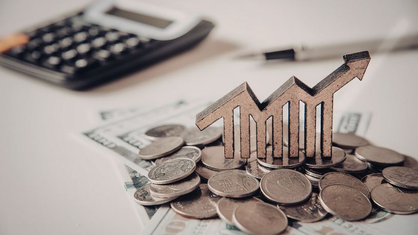 Documentos e gráficos sobre eficiência fiscal e organização tributária empresarial em ambiente corporativo, conforme abordagem de Victor Boris Santos Maciel.