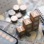 Análise de planejamento tributário com relatórios financeiros e indicadores fiscais, representando gestão estratégica com Victor Boris Santos Maciel.