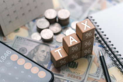 Análise de planejamento tributário com relatórios financeiros e indicadores fiscais, representando gestão estratégica com Victor Boris Santos Maciel.