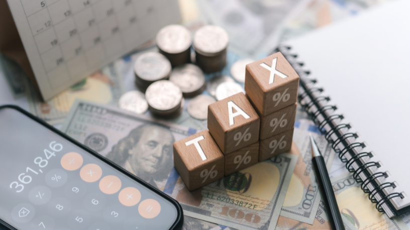 Análise de planejamento tributário com relatórios financeiros e indicadores fiscais, representando gestão estratégica com Victor Boris Santos Maciel.