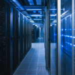 Datacenter moderno com fileiras de servidores e iluminação azul, representando a expansão da infraestrutura digital no Brasil