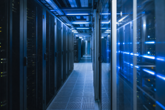Datacenter moderno com fileiras de servidores e iluminação azul, representando a expansão da infraestrutura digital no Brasil