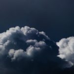 Nuvens escuras e carregadas se formam em um céu de tempestade.