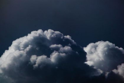 Nuvens escuras e carregadas se formam em um céu de tempestade.
