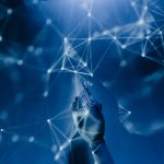 Mão robótica diante de uma rede digital azul, representando tecnologia de inteligência artificial e conexões de dados.