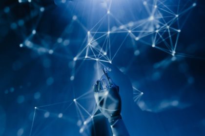 Mão robótica diante de uma rede digital azul, representando tecnologia de inteligência artificial e conexões de dados.